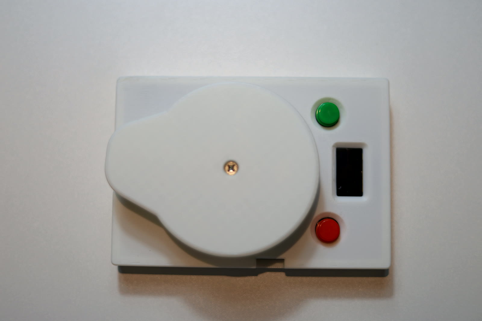 The finished feed logger: printed case, weighing platform, OLED and start/stop buttons
