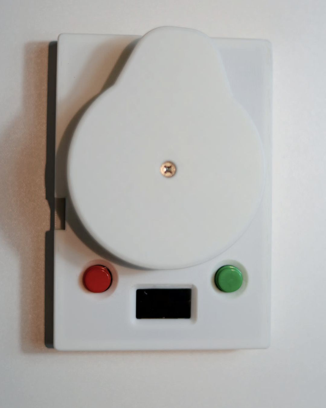 The finished stand: the round weighing platform on the 3D-printed case, with the start/stop buttons and OLED on the front